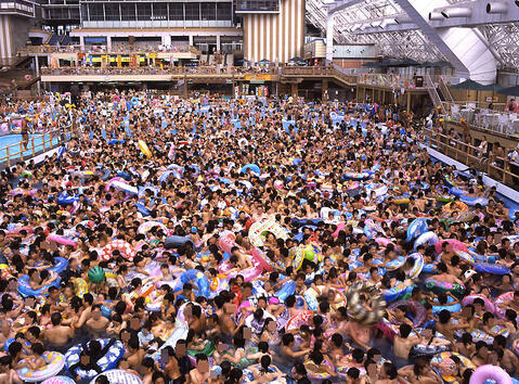 <p>А това е басейнът, който ви съветваме в никакъв случай да не посещавате. "Плажът" на Токио - Summerland, като държим да отбележим, че ужасната обстановка от снимката не е единичен случай, а обичайната гледка.</p>