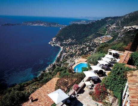 <p></p>
<p>La Chevre d’Or, който се произнася почти като "Ла Шевре д'Ор" (със задължителното френско "ррр" предлага една от най-магнетичните гледки на Côte d’Azur или по-просто казано Френската Ривиера. Разположен в китното, средновековно селце Ез, ресторантът ви разкрива величествените брегове на Средиземно море, осеяни с природни красоти и тузарски яхти. Докато ги гледате, бихте могли да дегустирате ордьовър от равиоли с калмари или италианска палачинка с бял трюфел.</p>
<p></p>