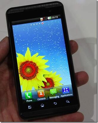 LG пускат първия по рода си цветен 3D телефон