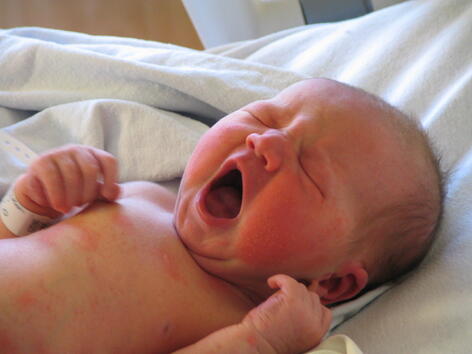 Бебето има нужда от първата кърма 3 часа след раждането