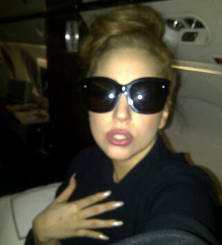 Лейди Гага с бръсната глава