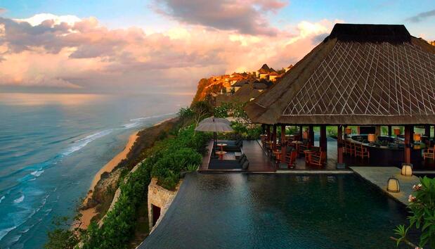 <p>Курортът Bvlgari Resort е разположен на красивия остров Бали, където дивата природа среща съвременните услуги и технологии. Нещо повече, създателите на това място за почивка са успели да постигнат хармония между естествената среда на острова и последните хрумвания на цивилизацията.</p>