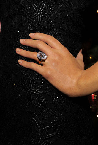 Восъчната Анистън си има годежен пръстен