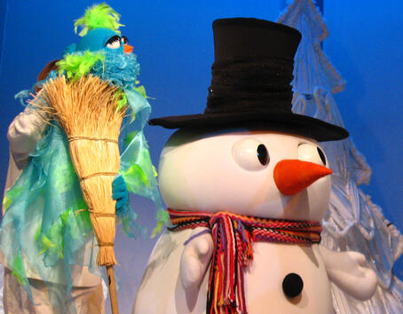 <p>На 24 декември, отново в Столичния куклен театър, салон ул. "Гурко" 14, ще се проведе весел "Коледен карнавал". Забавлението започва точно в 12:00 часа.</p>
