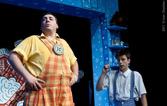 <p>През оставащите дни от декември <a href="http://theatre.art.bg/%D0%BC%D0%BB%D0%B0%D0%B4%D0%B5%D0%B6%D0%BA%D0%B8-%D1%82%D0%B5%D0%B0%D1%82%D1%8A%D1%80-%D0%BD%D0%B8%D0%BA%D0%BE%D0%BB%D0%B0%D0%B9-%D0%B1%D0%B8%D0%BD%D0%B5%D0%B2___4" target="_blank">Младежки театър "Николай Бинев"</a> ще представя "Малкият Мук", "Карлсон, който живее на покрива" (на снимката), "Спящата красавица" и "Островът на съкровищата". Намираме тази програма за особено интересна, тъй като е побрала в себе си едни от най-любимите ни детски книжки.&nbsp;</p>