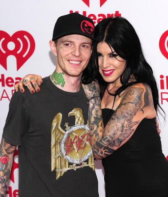 Kat von D се сгоди в Twitter