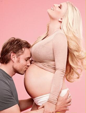 <p>Джесика и годеникът ѝ Ерик Джонсън по време на първата бременност на певицата</p>