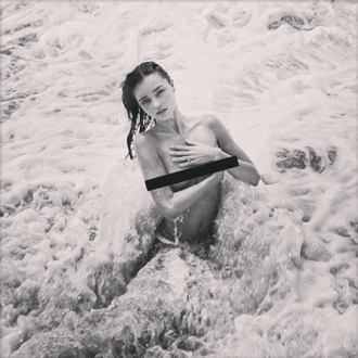 Миранда Кер се съблича в Instagram