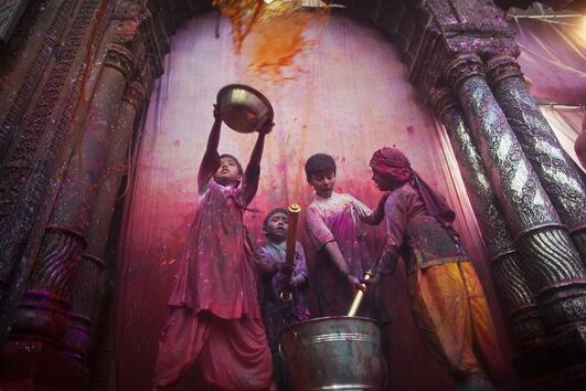 Цветни лудории на фестивала Холи в Индия