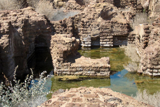 <p>Баните в Абу Мена - в момента приличат на блато, но са били изключително важни за древното поклоничество, тъй като се е вярвало, че водата в тях притежава лечебна сила.</p>