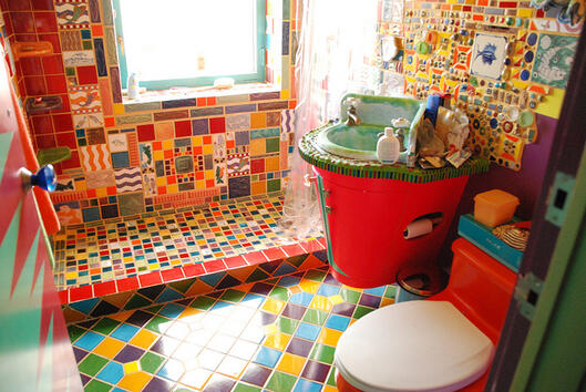 <p>Пъстроцветната баня на дизайнерката Ейприл Милър в Ню Йорк  </p>