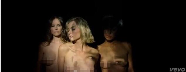 Тимбърлейк пусна скандален клип с голи жени