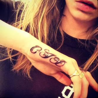 Кара Делевин: 3 татуировки за 2 месеца